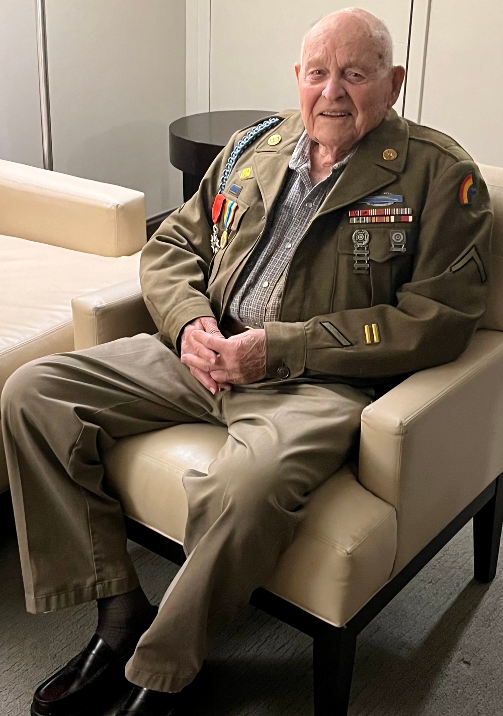 Rainbow Division WWII Veteran tells war stories to the latest generation