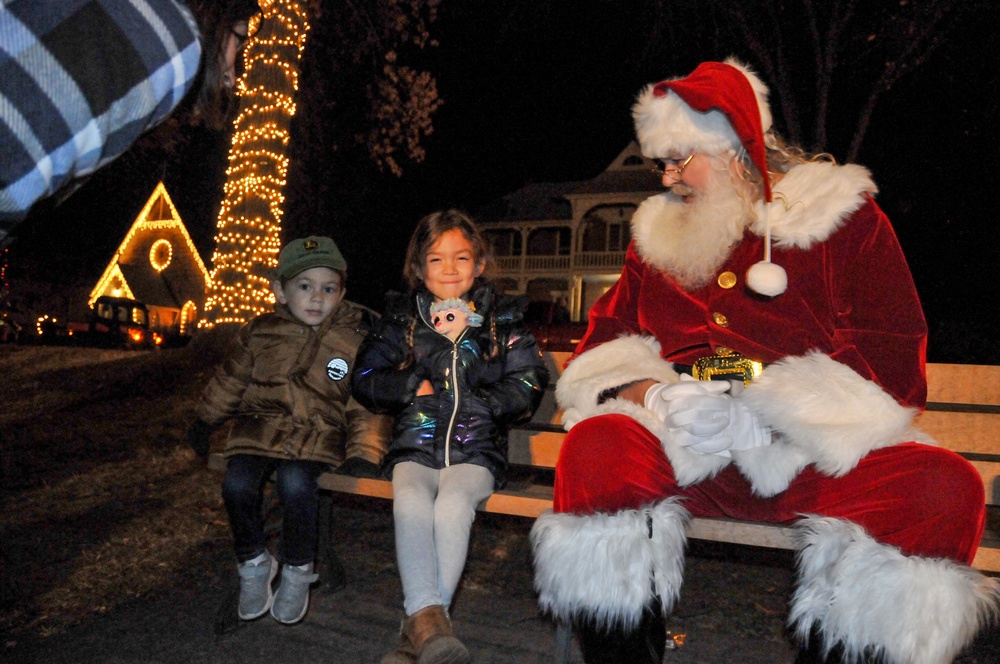 Holiday tree lighting