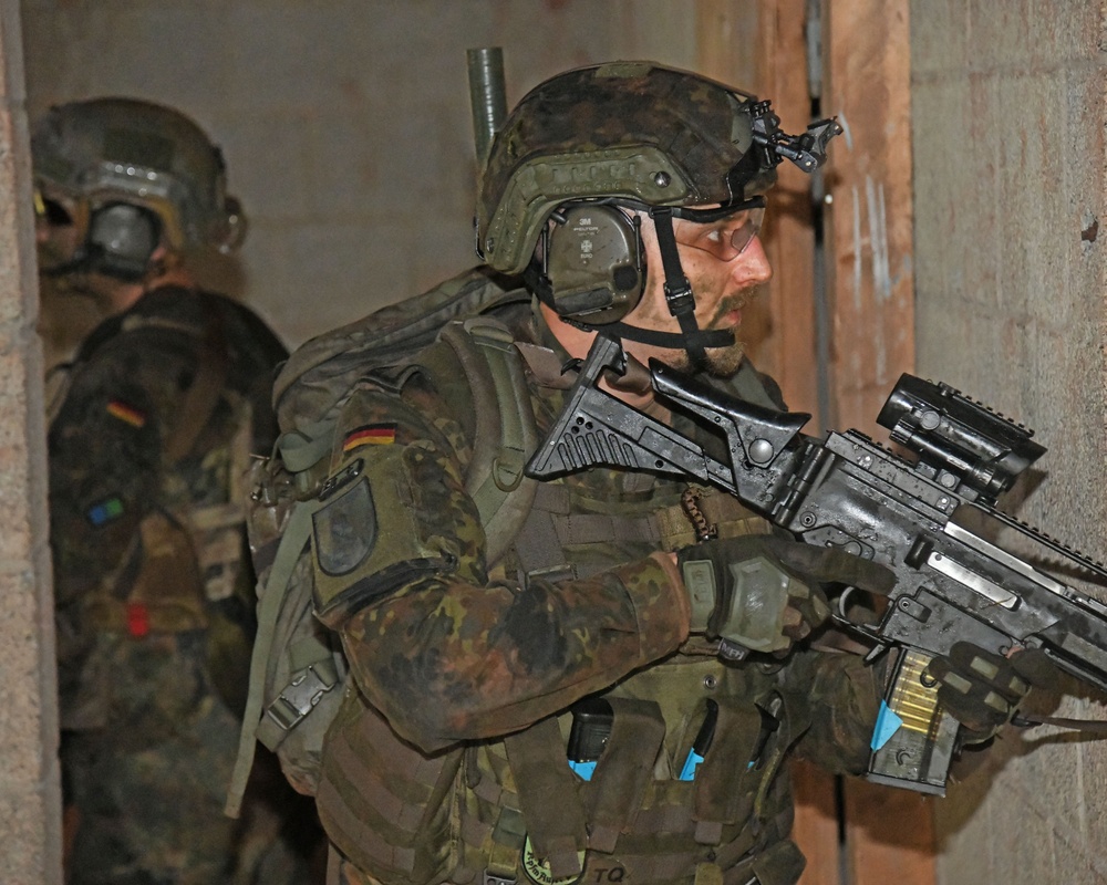 German elite troop trains Urban Warfare