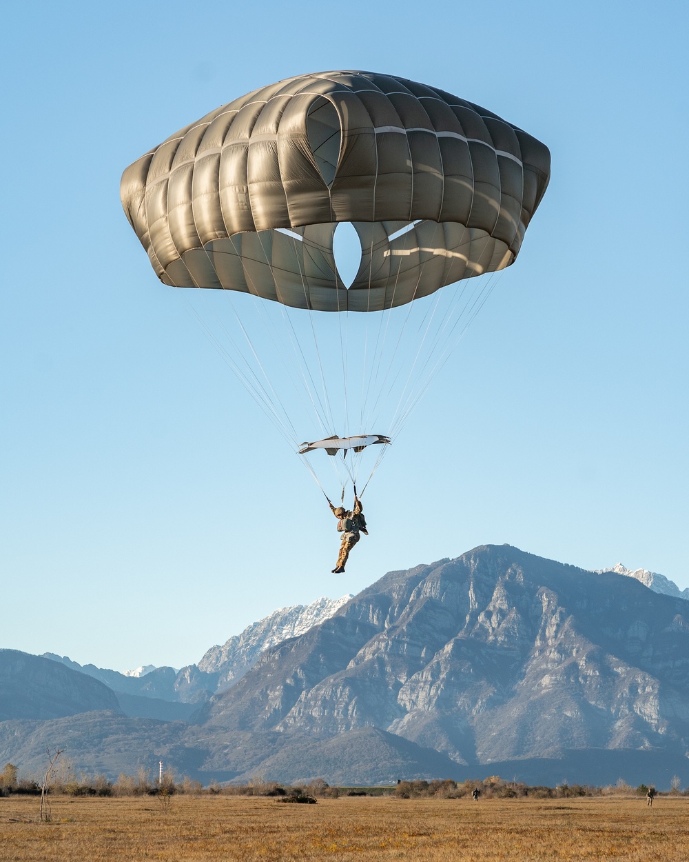 Sky Soldiers conduct an airborne operation with Italian paratroopers