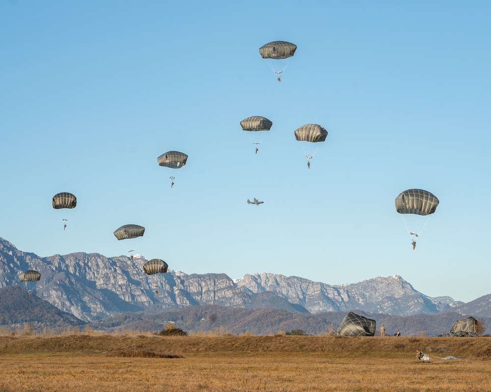 Sky Soldiers conduct an airborne operation with Italian paratroopers