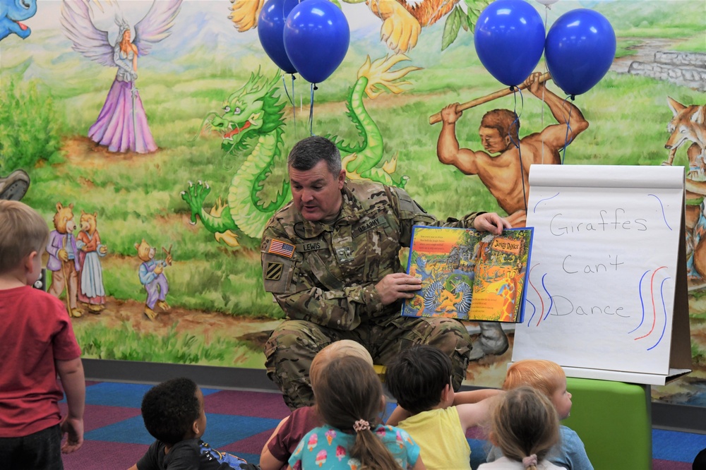 CW5 Lewis reads to Fort Rucker children