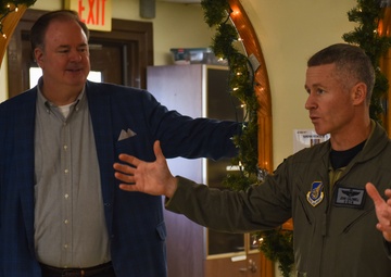 USO provides food, holiday cheer to the Pack