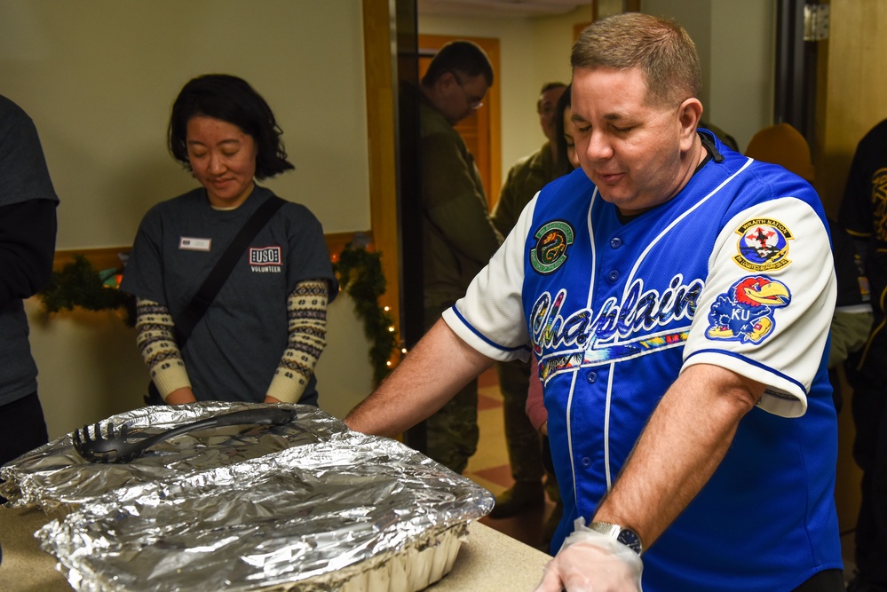 USO provides food, holiday cheer to the Pack