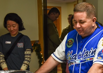 USO provides food, holiday cheer to the Pack