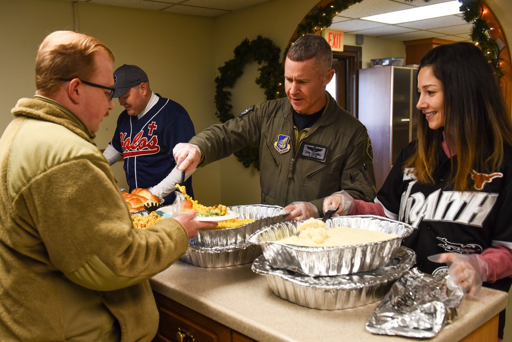 USO provides food, holiday cheer to the Pack