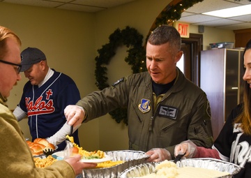 USO provides food, holiday cheer to the Pack
