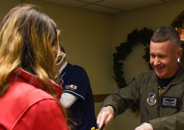 USO provides food, holiday cheer to the Pack