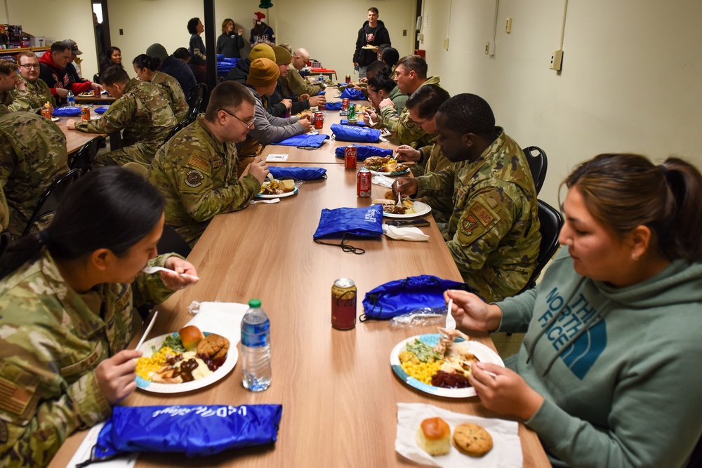 USO provides food, holiday cheer to the Pack