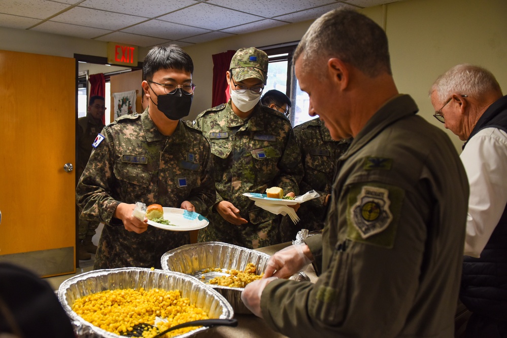 USO provides food, holiday cheer to the Pack