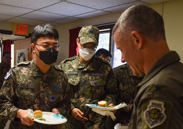 USO provides food, holiday cheer to the Pack