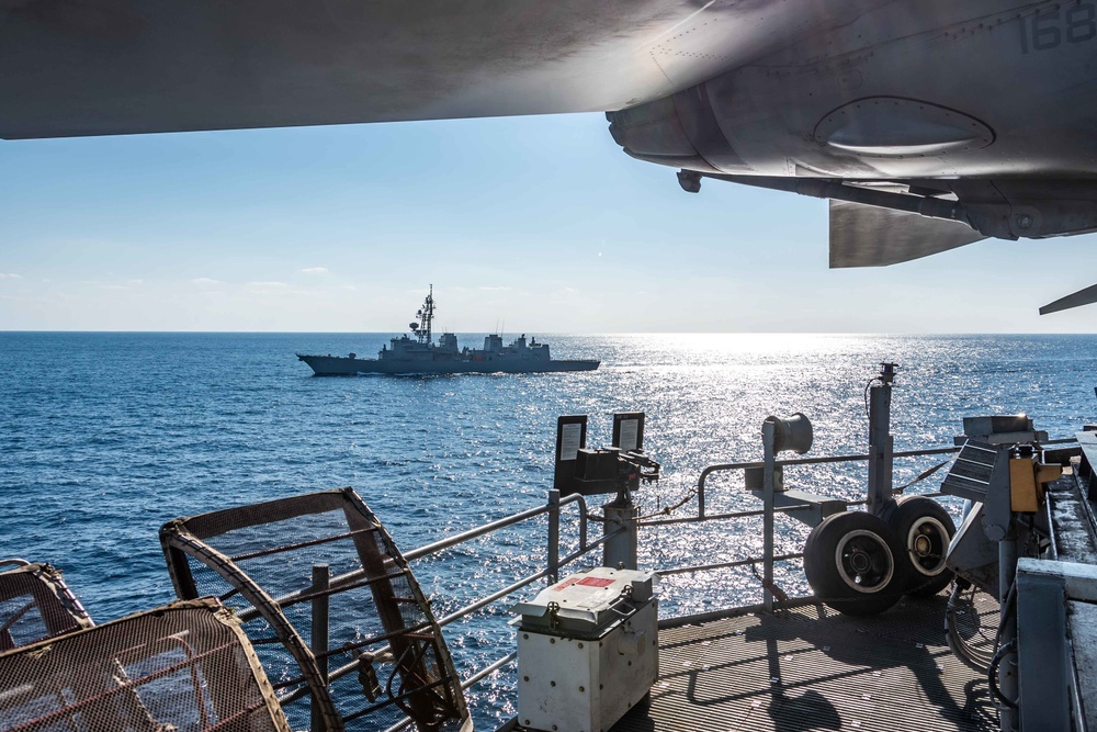 USS Ronald Reagan (CVN 76) steams alongside JS Ikazuchi (DD 107)