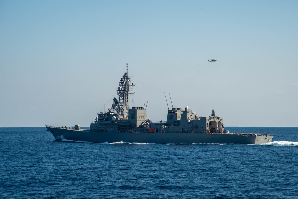 USS Ronald Reagan (CVN 76) steams alongside JS Ikazuchi (DD 107)