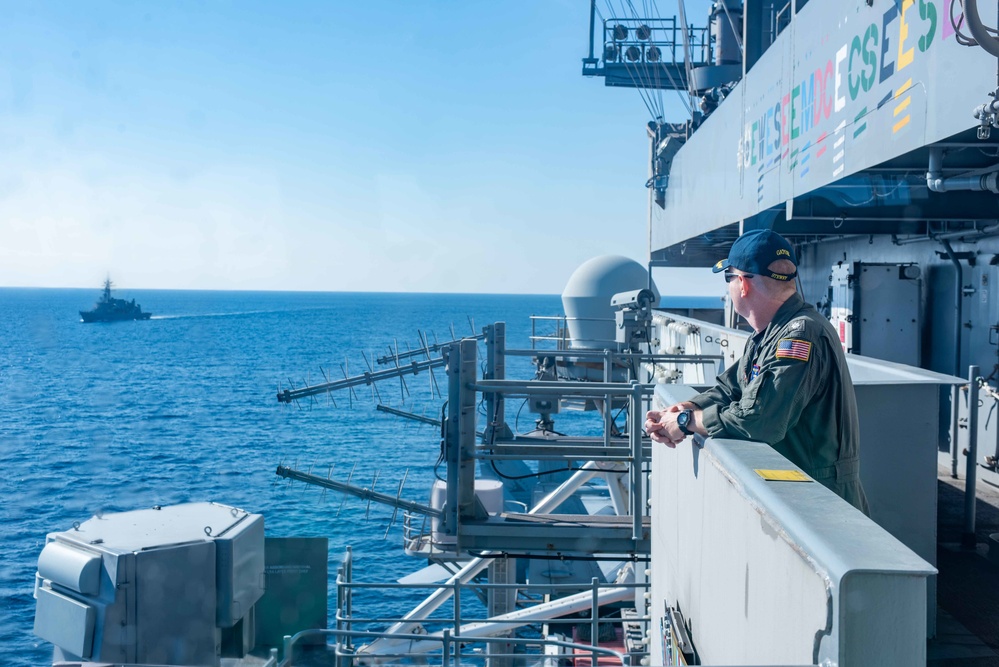 USS Ronald Reagan (CVN 76) steams alongside JS Ikazuchi (DD 107)