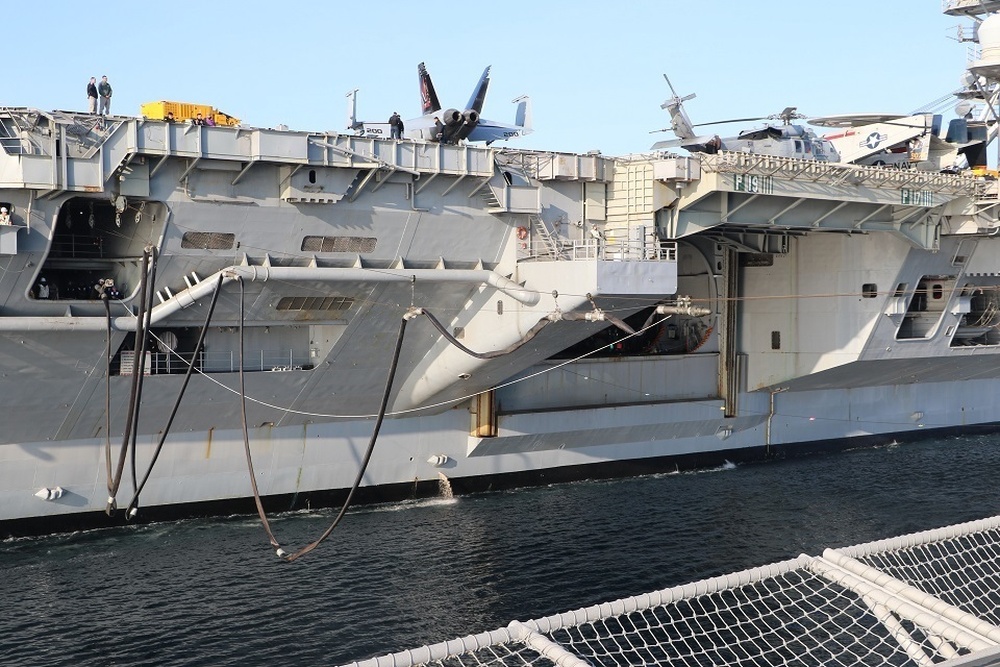 DVIDS - Images - USS Kansas City (LCS 22) Conducts Ship-to-Ship ...