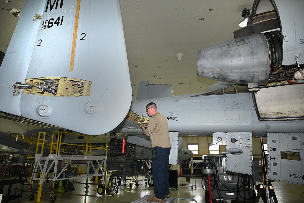 127th Maintenance Squadron conducts a Phase 1 Inspection on an A-10 Thunderbolt II