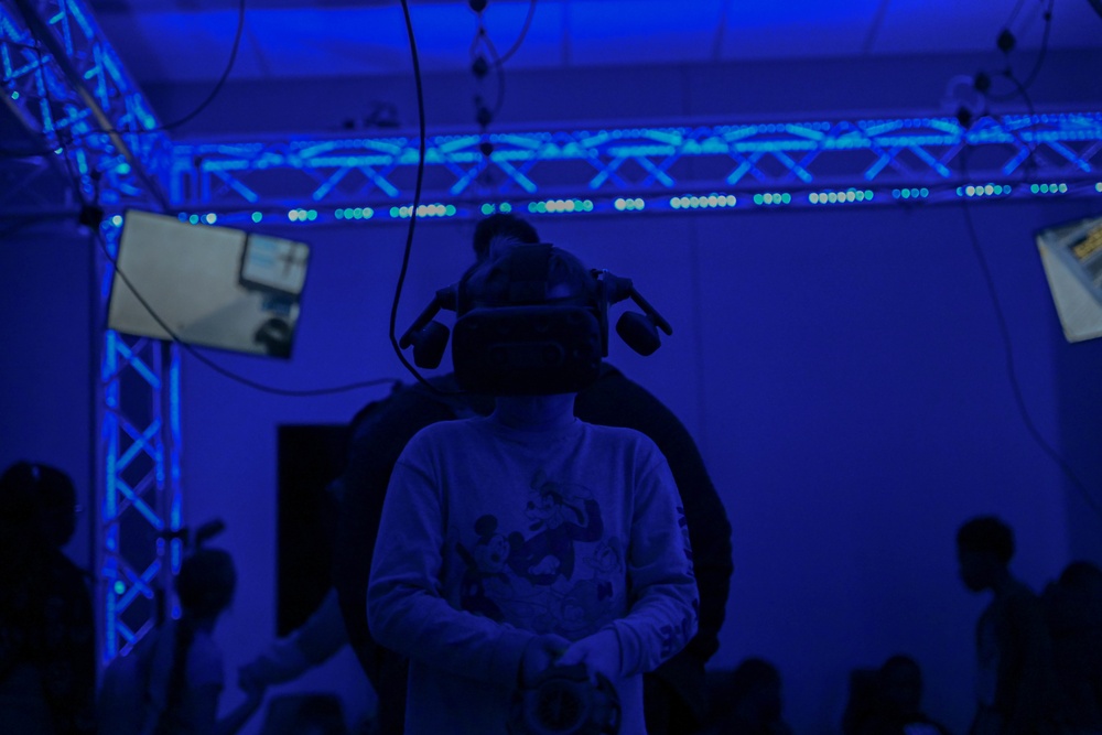 STARBASE students explore 19AMXS virtual reality training