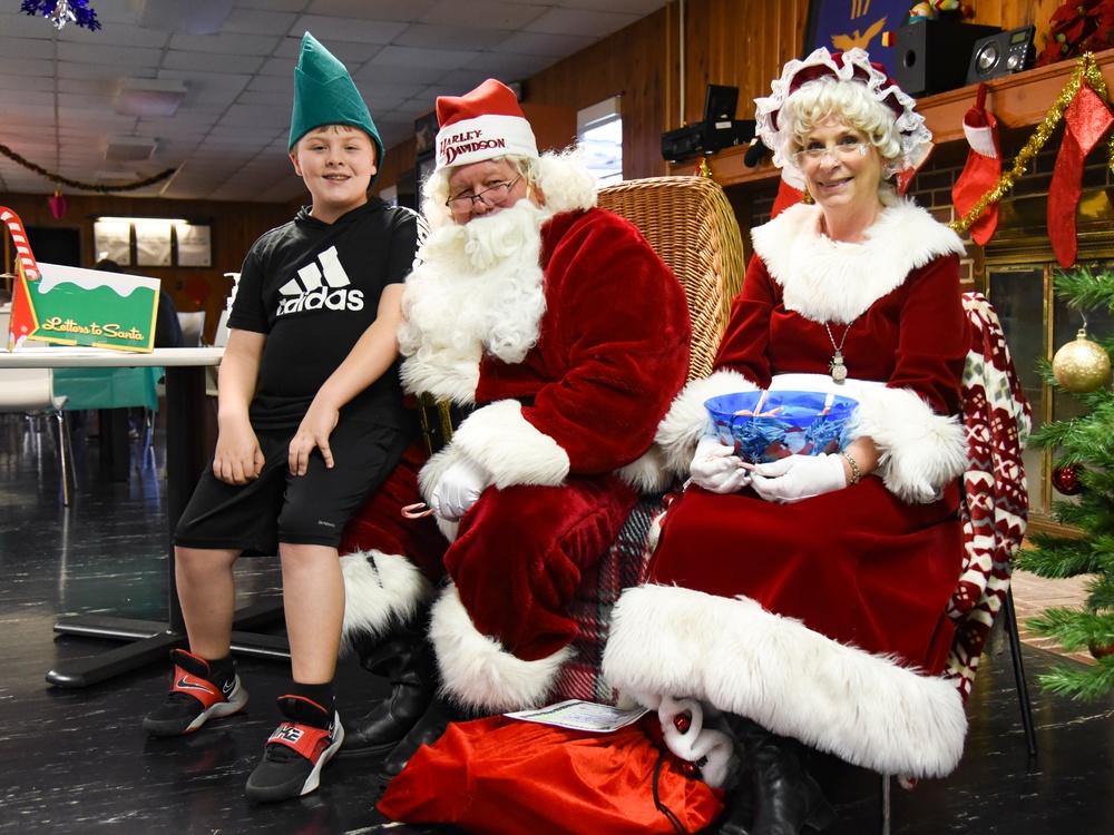 Santa Visits the 117th Air Refueling Wing 2022