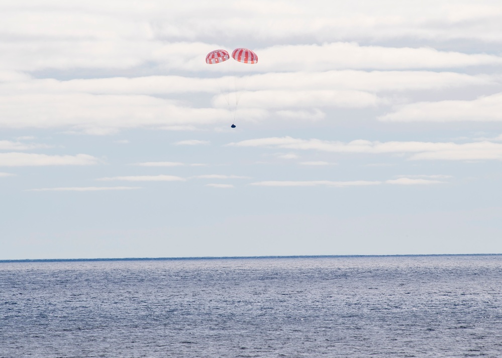 NASA Orion Splashes Down