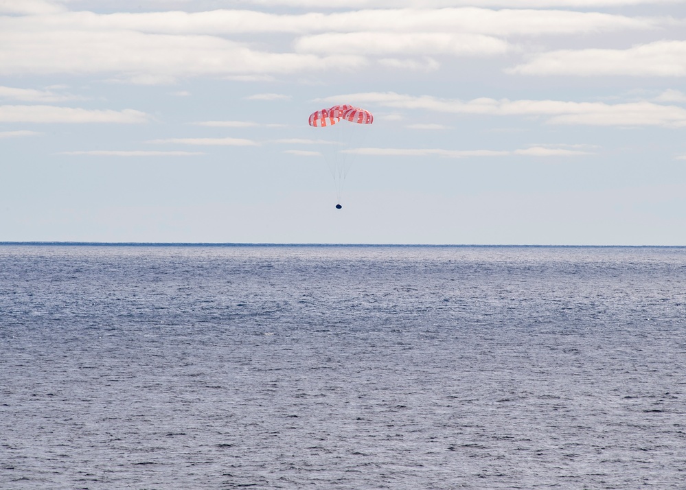 NASA Orion Splashes Down