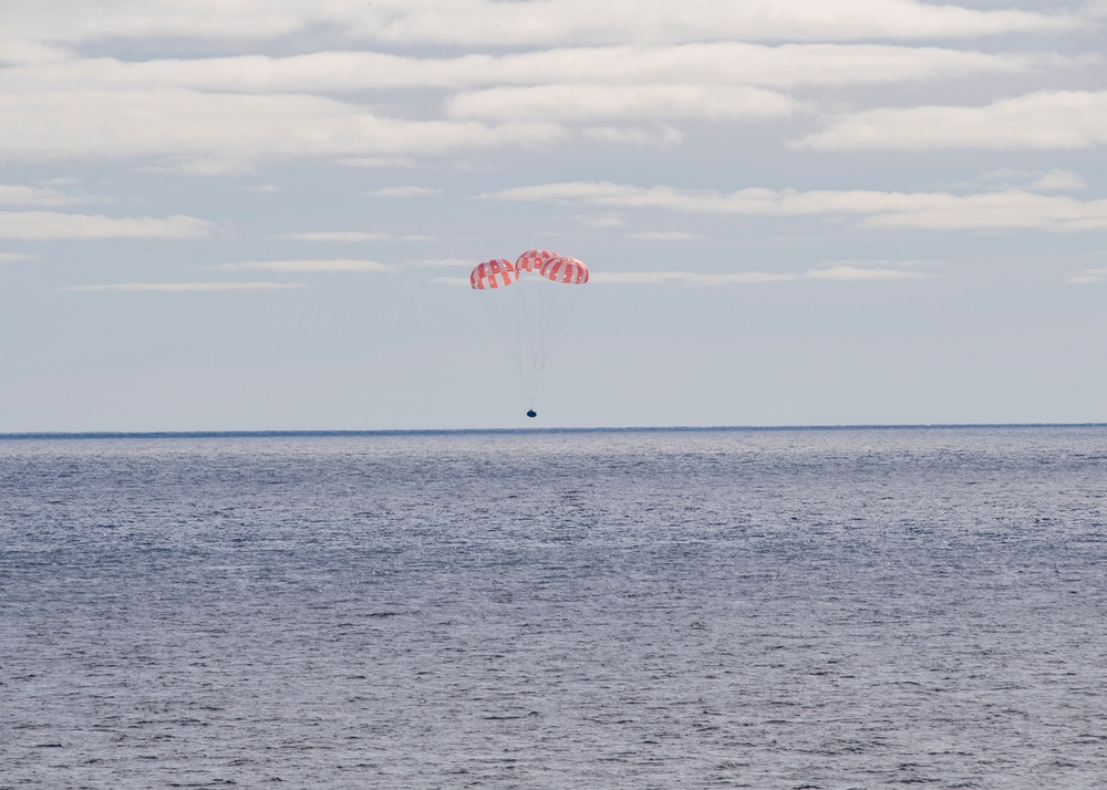 NASA Orion Splashes Down