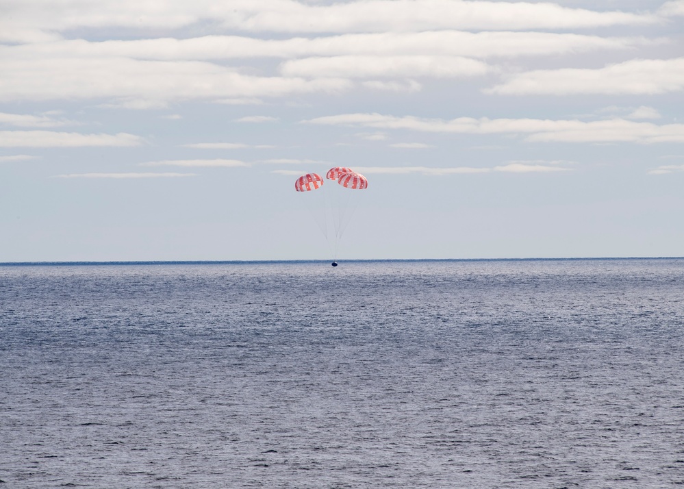 NASA Orion Splashes Down