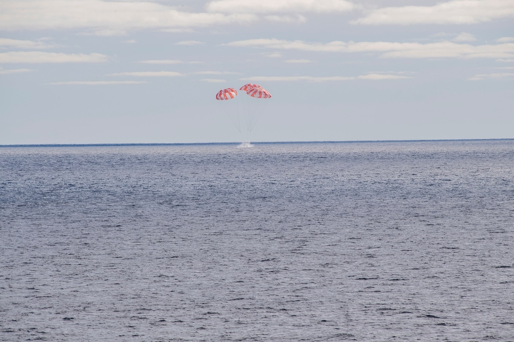 NASA Orion Splashes Down