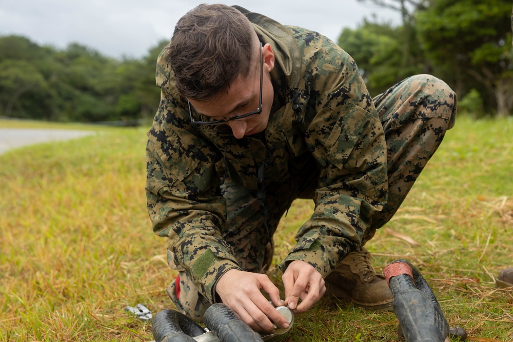 3d Transportation Battalion conducts simulated casualty evacuation drills with Marine Heavy Helicopter Squadron 465