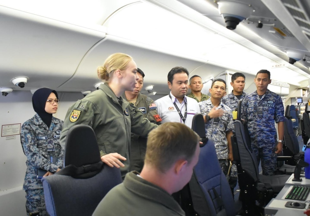 VP-45 Hosts Flight with U.S. Ambassador to Malaysia