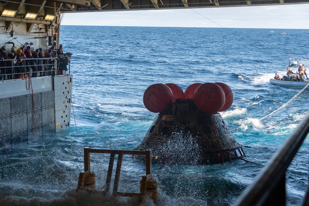 EODESU-1 Assists USS Portland in Orion Recovery