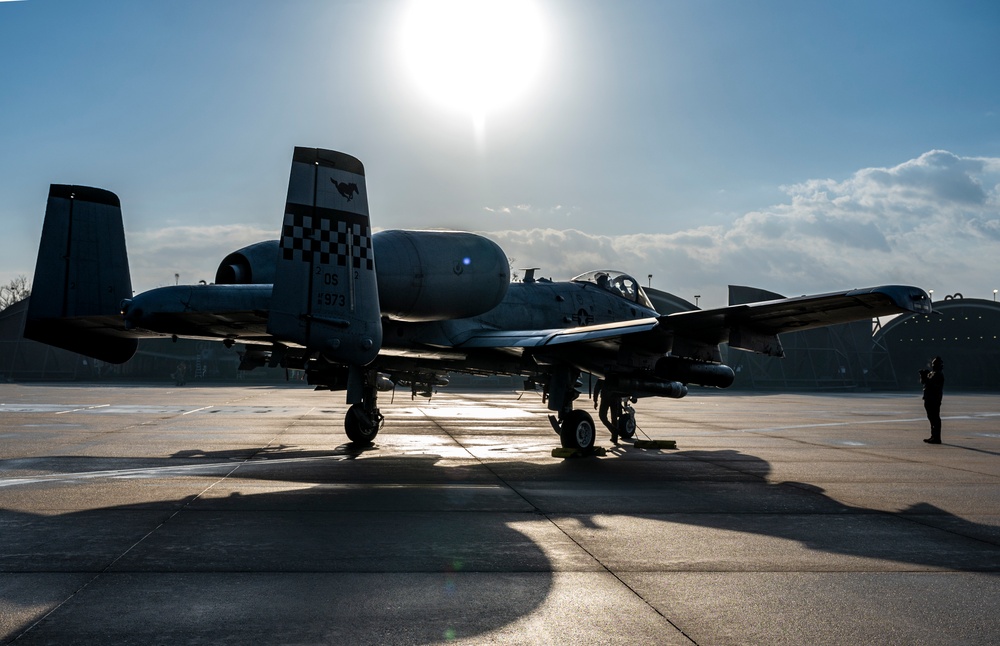 Maintainers ready A-10s for flight