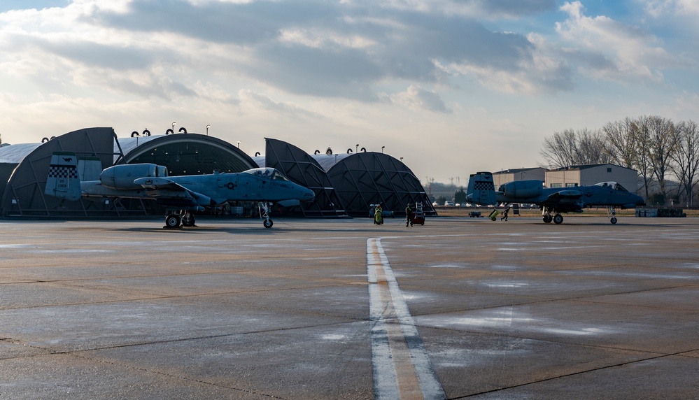 Maintainers ready A-10s for flight