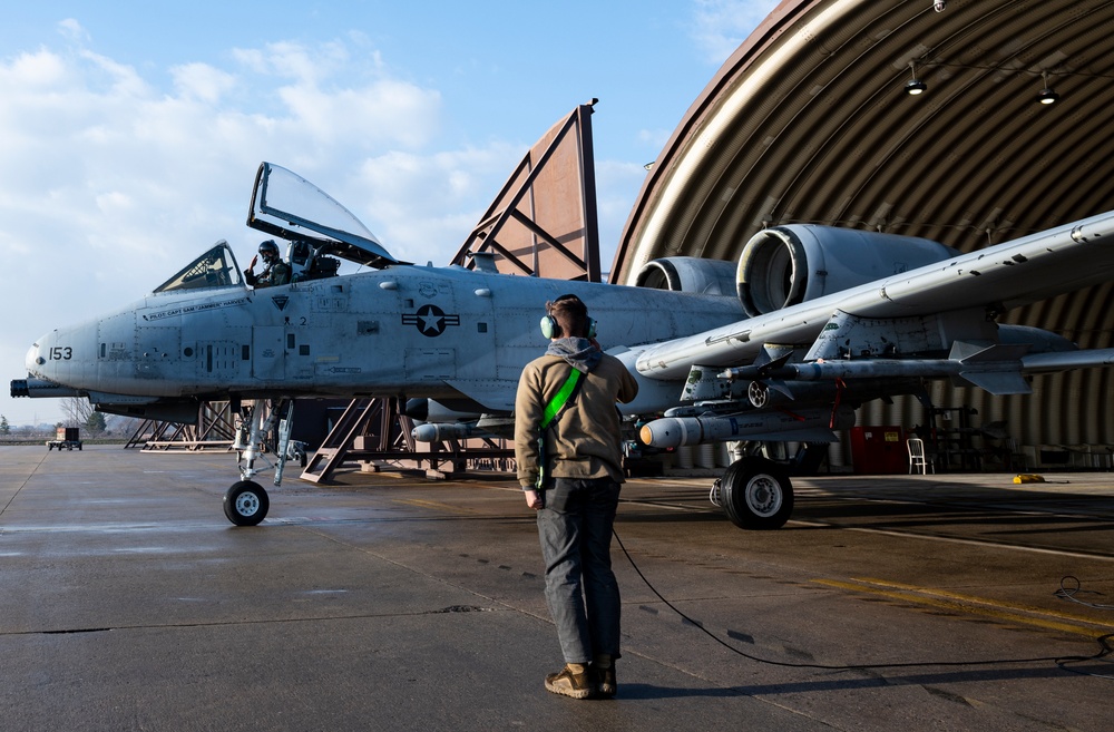 Maintainers ready A-10s for flight