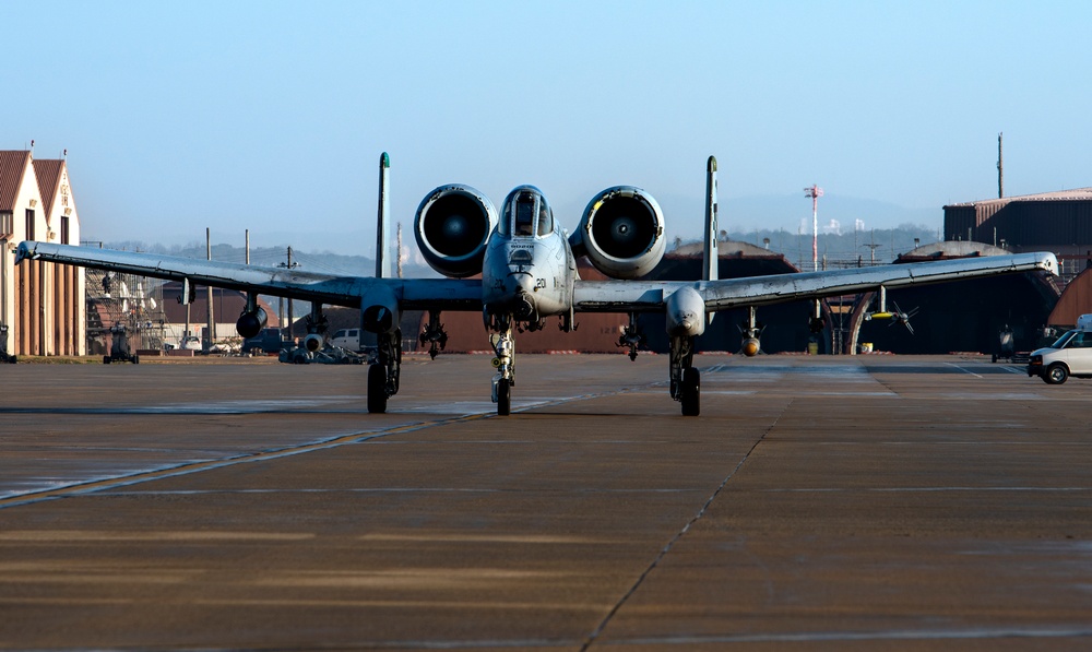 Maintainers ready A-10s for flight