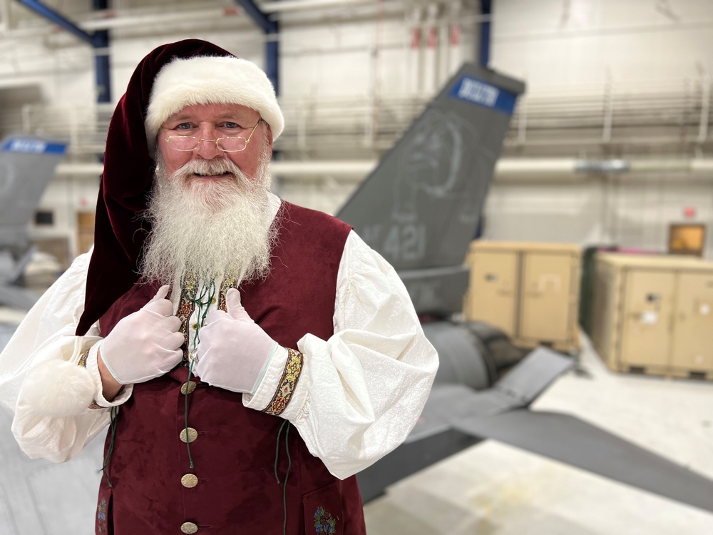 Santa Claus visits 148th Fighter Wing