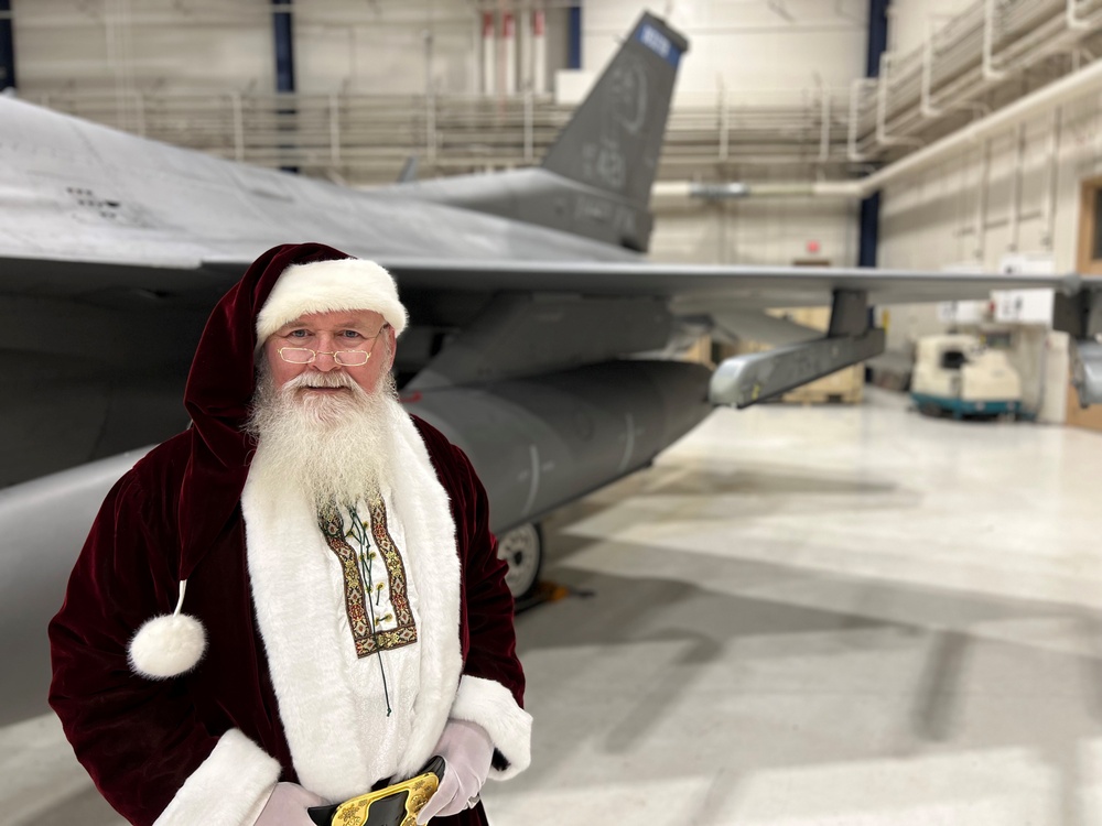 Santa Claus visits 148th Fighter Wing