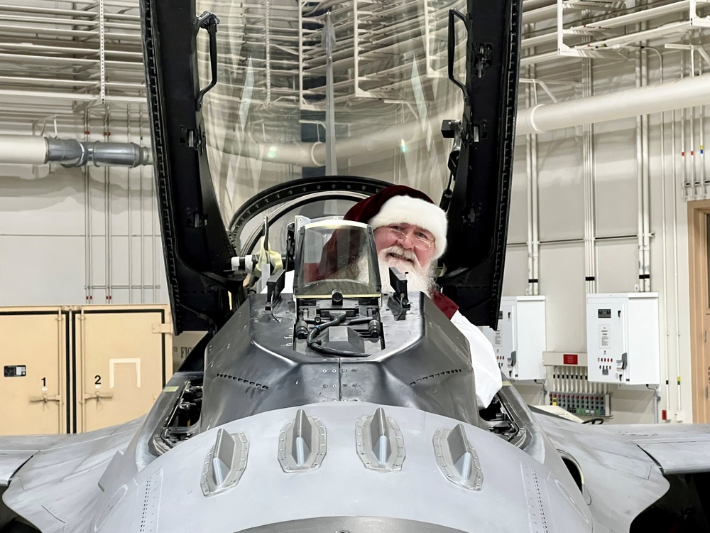 Santa Claus visits 148th Fighter Wing