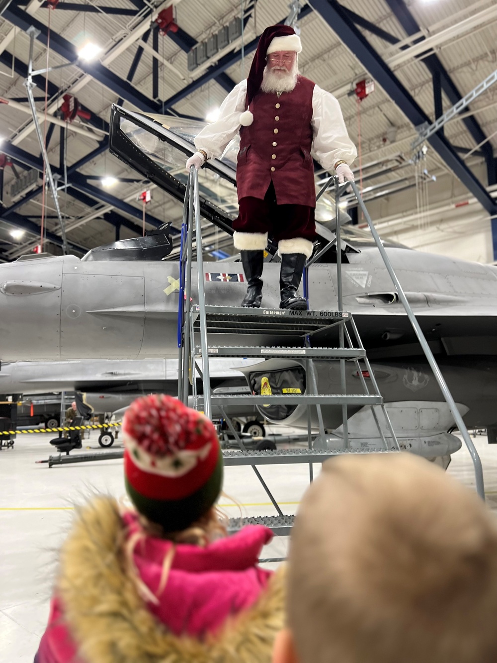 Santa Claus visits 148th Fighter Wing