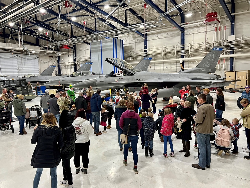 Santa Claus visits 148th Fighter Wing