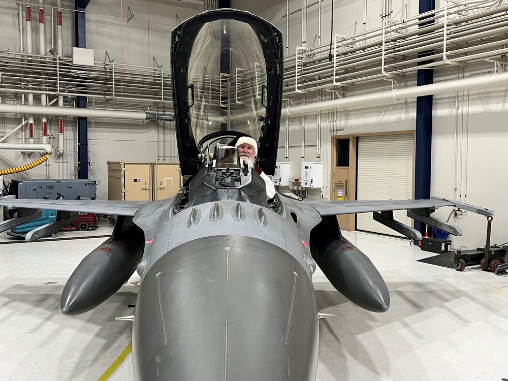 Santa Claus visits 148th Fighter Wing