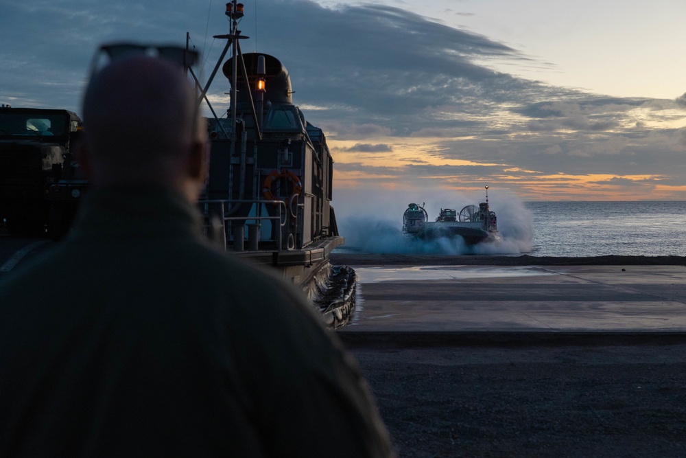 Steel Knight 23: LCAC offload