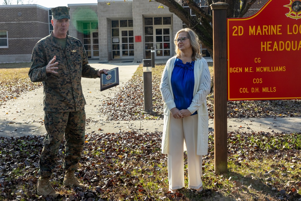 2nd Marine Logistics Group Commanding General presents award to the 8th Engineer Support Battalion Deployment Readiness Counselor