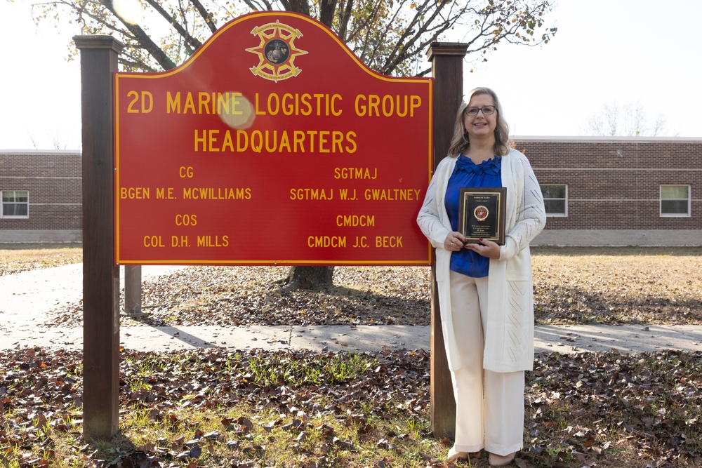 2nd Marine Logistics Group Commanding General presents award to the 8th Engineer Support Battalion Deployment Readiness Counselor