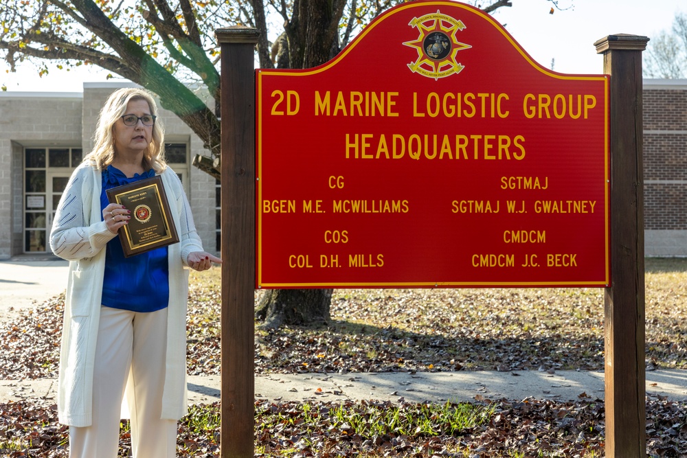2nd Marine Logistics Group Commanding General presents award to the 8th Engineer Support Battalion Deployment Readiness Counselor