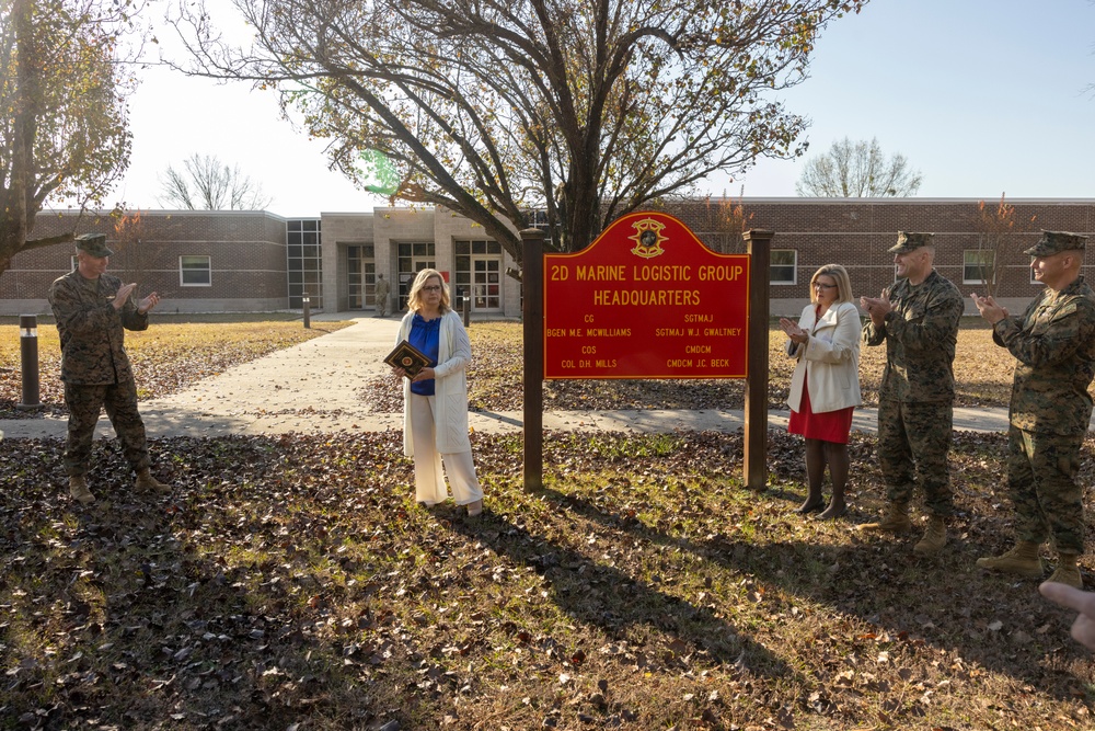 2nd Marine Logistics Group Commanding General presents award to the 8th Engineer Support Battalion Deployment Readiness Counselor