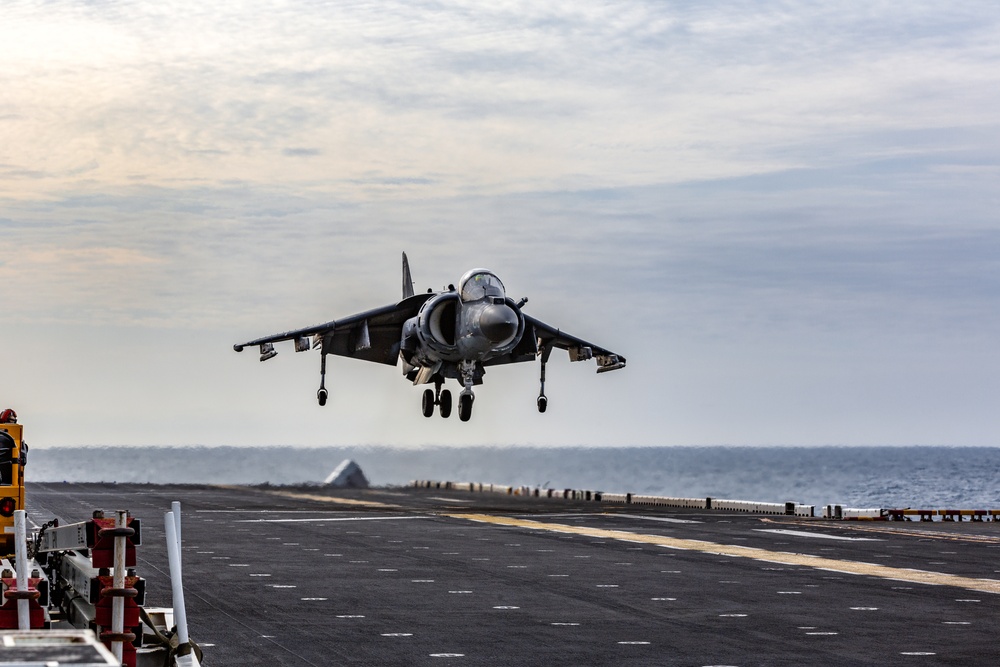 Ace of Spades Conducts Flight Deck Qualifications