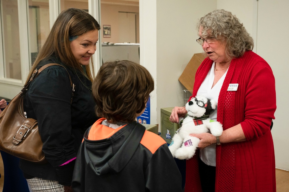 Dover AFB enhances resilience during holiday-themed Deployed Families Dinner