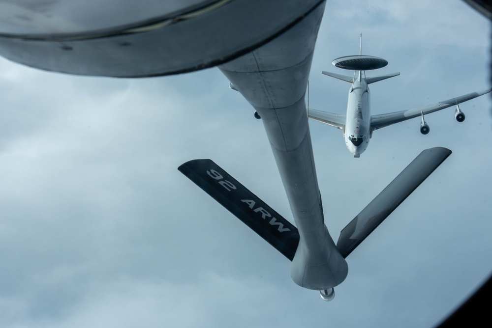 92nd ARW refuels AWACS