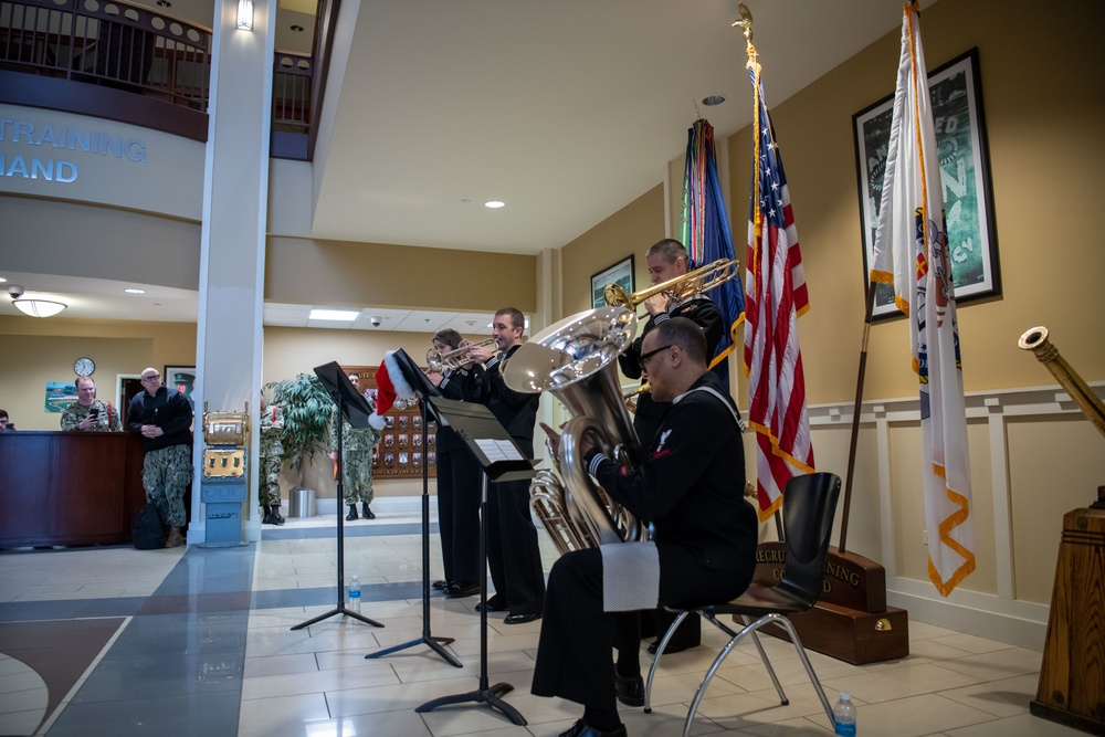 Navy Band Great Lakes performs at Recruit Training Command