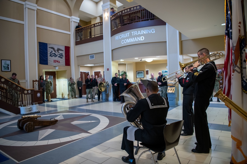 Navy Band Great Lakes performs at Recruit Training Command